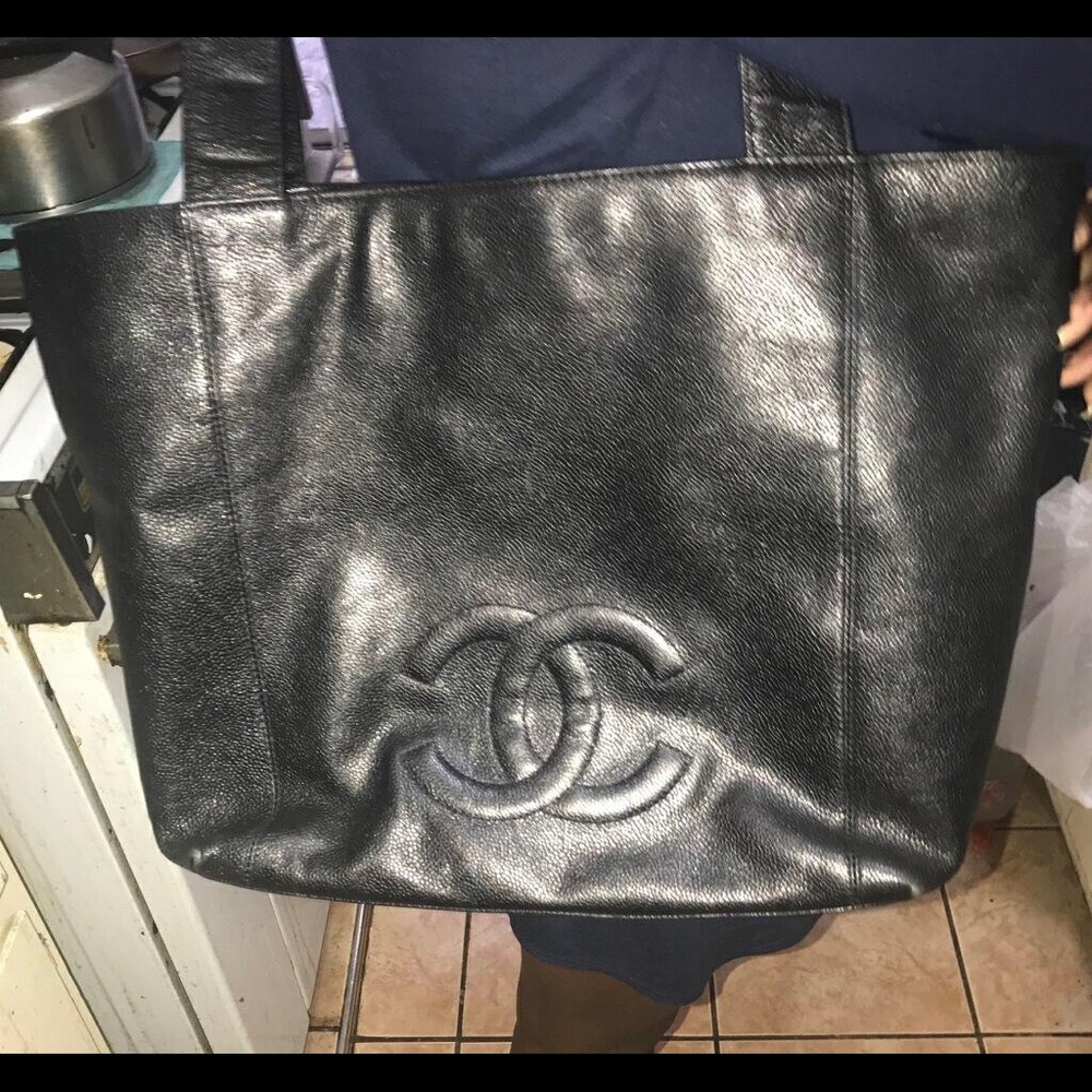 Vintage CHANEL Black Calfskin ToteBag - Picture 4 of 6